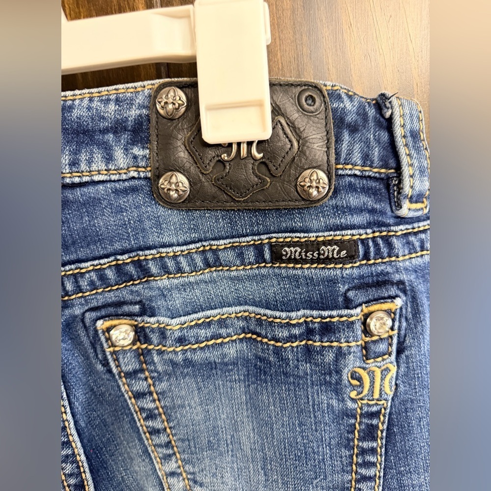 Miss Me Jeans Boyfriend Womens 28 JB5151P34 Cuffed Capri Distressed Rhinestone - Picture 9 of 10